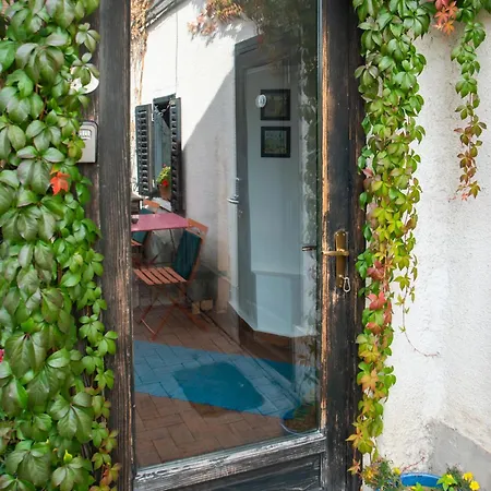 Bike House - 250-year-old Restored House In A Quiet Area Apartment