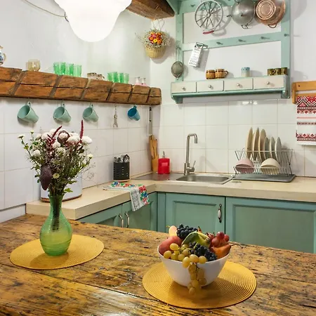 Bike House - 250-year-old Restored House In A Quiet Area Apartment Brasov